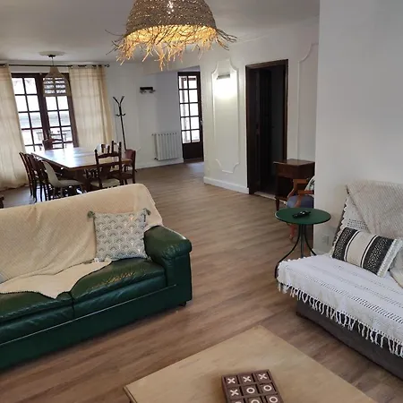 Apartment Grand 5 Avec Terrasse Curan Salles-Curan